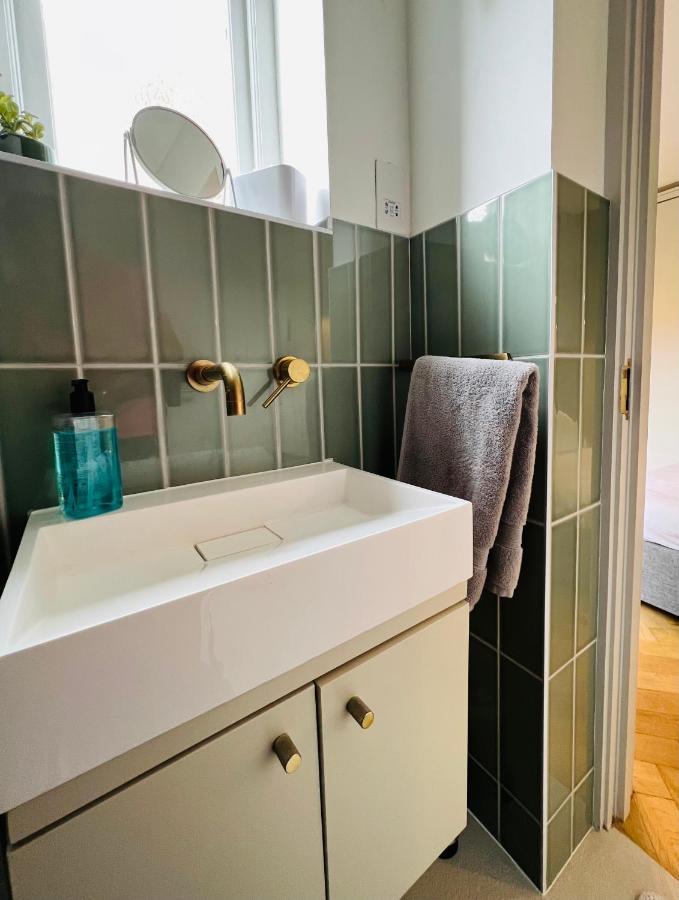Stylish 1 Bedroom Designer Apartment Лондон Экстерьер фото